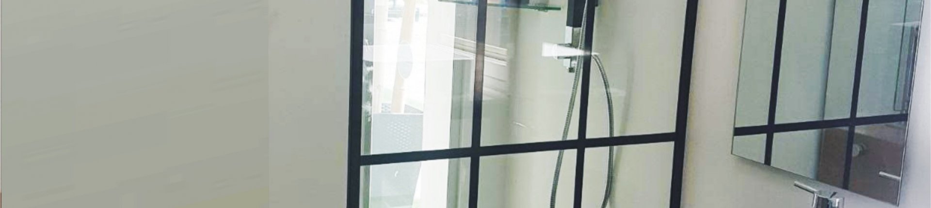 מקלחון OPEN SPACE - קיר מסגרת שחורה 8750